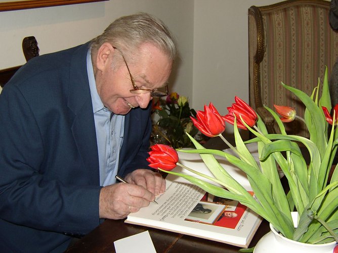 Bereits seinen 80. Geburtstag w&uuml;rdigte die Stadt Nordhausen mit einer Ausstellung im Kunsthaus Meyenburg. G&uuml;nter Groh tr&auml;gt sich ins Ehrenbuch der Stadt Nordhausen ein. (Foto: Ilona Bergmann)