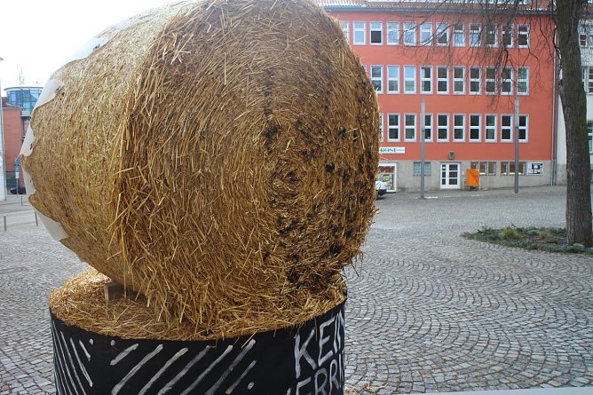 Der Schaden am "Naturw&auml;chter" vor dem Nordh&auml;user Rathaus hielt sich in Grenzen (Foto: Angelo Glashagel)