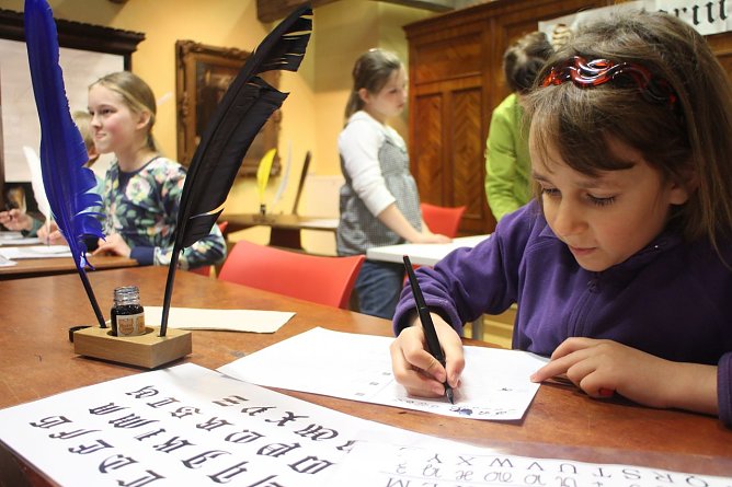 Mit Feder und Kiel - im "Scriptorium" der Nordh&auml;user Flohburg k&ouml;nnen Kinder ausprobieren, wie im Mittelalter geschrieben wurde   (Foto: Angelo Glashagel)