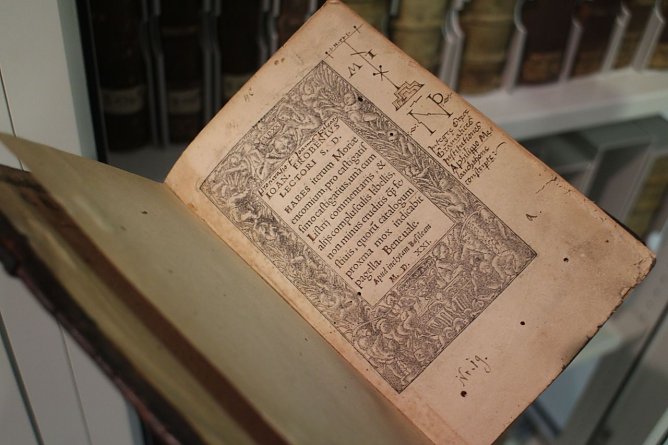 Ein Blick in die Himmelgartenbibliothek gehört mit zum Programm (Foto: Angelo Glashagel) Ein Blick in die Himmelgartenbibliothek gehört mit zum Programm (Foto: Angelo Glashagel)