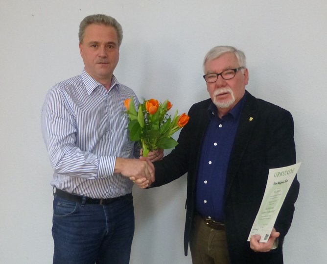50 Jahre sicher und r&uuml;cksichtsvoll gefahen - Wolfgang Beck erhielt das Goldene Lorbeerblatt (Foto: Kreisverkehrswacht Nordhausen)