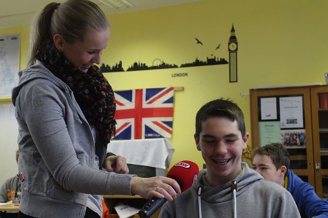 Das Ergebnis der &Uuml;bersetzungsbem&uuml;hungen wurde noch vor Ort f&uuml;r die Radiosendung eingesprochen (Foto: Angelo Glashagel)