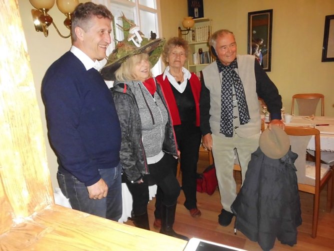 Bormann (rechts) im Park Hohenrode (Foto: privat) Bormann (rechts) im Park Hohenrode (Foto: privat)