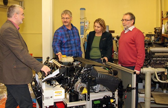 Motorschulungsstand besichtigt (Foto: J. Piper)