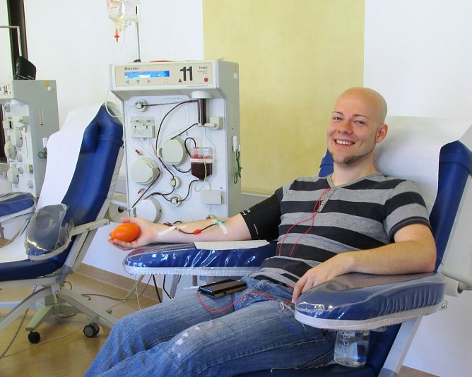 Plasmaspender Michael John spendet am Rathaus. (Foto: Plasma Service Europe)