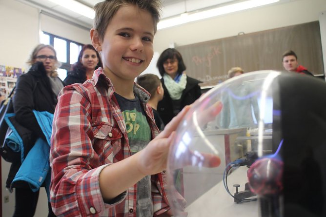 Viel gab es f&uuml;r Eltern und Sch&uuml;lern heute am Nordh&auml;user Humboldt Gymnasium zu entdecken (Foto: Angelo Glashagel)