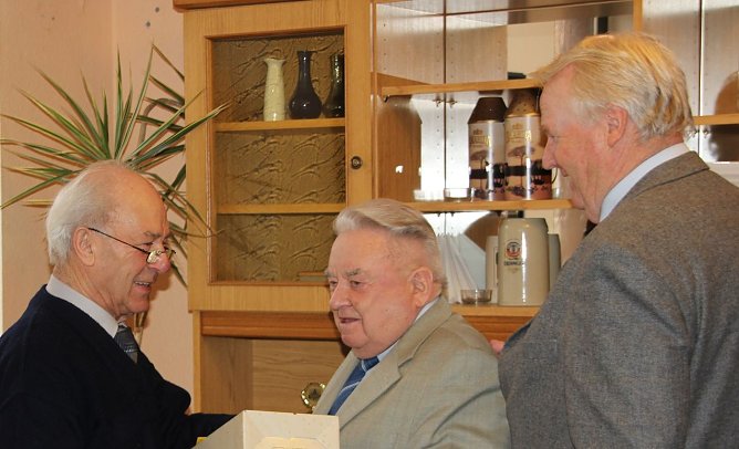 G&uuml;nter Sieger (links) nimmt die Gl&uuml;ckw&uuml;nsche von Reinhard W&ouml;llner und Werner Urban entgegen. (Foto: privat)