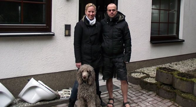 Der neue Landarzt mit Frau und Königspudel (Foto: Kurt Frank) Der neue Landarzt mit Frau und Königspudel (Foto: Kurt Frank)