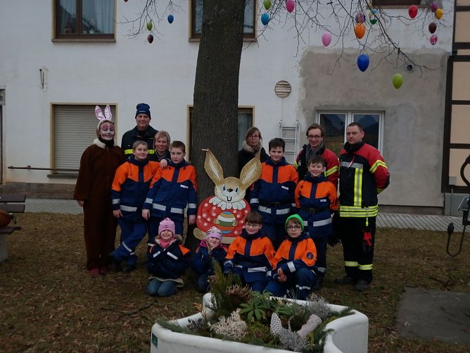 Viele Helfer packten beim schm&uuml;cken des Osterbaums f&uuml;r die Gemeinde Harztor mit an (Foto: Zukunft Harztor e.V.)