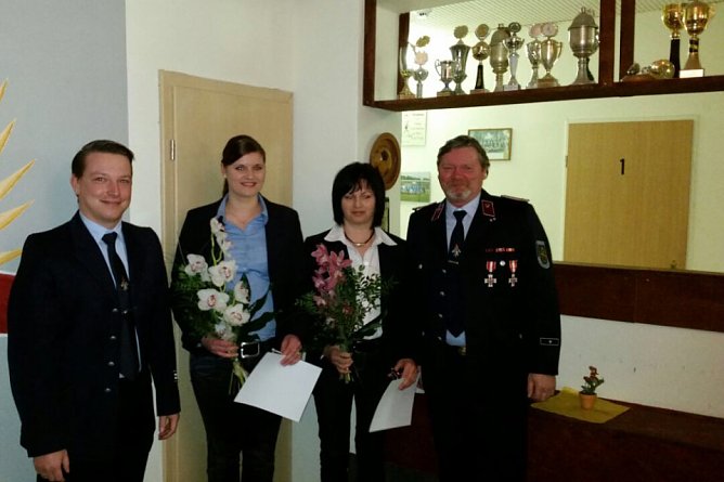 lm Rahmen der Jahreshauptversammlung erhielten Kameradin Anne Ludwigs (2.v.l.) und Kameradin Karola R&uuml;diger (2.v.r.) Gl&uuml;ckw&uuml;nsche bez&uuml;glich ihrer Ernennung zur Oberfeuerwehrfrau. (Foto: FFW Krimderode)