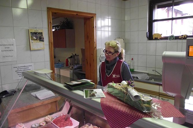 Roswitha Wei&szlig;leder pr&auml;sentiert im Hofladen stets ein umfangreiches Angebot an Fleisch-und Wurstwaren (Foto: Kurt Frank)