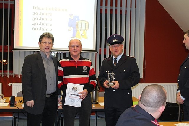 Die Feuerwehr Neustadt-Osterode blickte zur&uuml;ck auf das vergangene Jahr und ehrte verdienstvolle Mitglieder (Foto: Christoph Burkert)