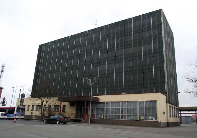 Verh&uuml;llungsk&uuml;nstler Christo war es nicht, der das Gr&uuml;ne Ungeheuer einh&uuml;llte. Ein Fremdk&ouml;rper in der Stadt. (Foto: Kurt Frank)