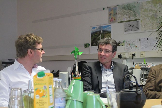 Dieter Lauinger (rechts), Ostdeutschlands erster Migrationsminister, lud in das B&uuml;ro des gr&uuml;nen Landtagsabgeordneten Dirk Adams (Foto: Angelo Glashagel)