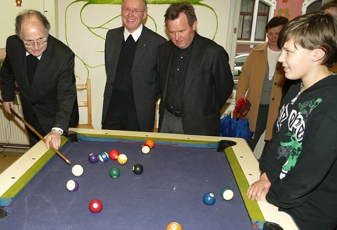 Bischof Wanke informiert sich im "Club Caritas" (Foto: nnz)