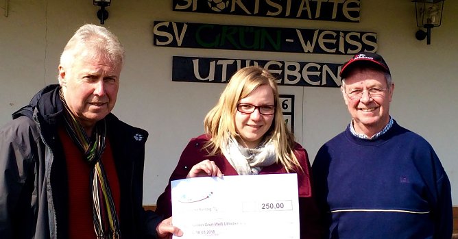Hans-Joachim Junker, Katja Mitteldorf, Bernd Kiel vor dem Vereinsheim des SV Gr&uuml;n Wei&szlig; Uthleben (Foto: privat)