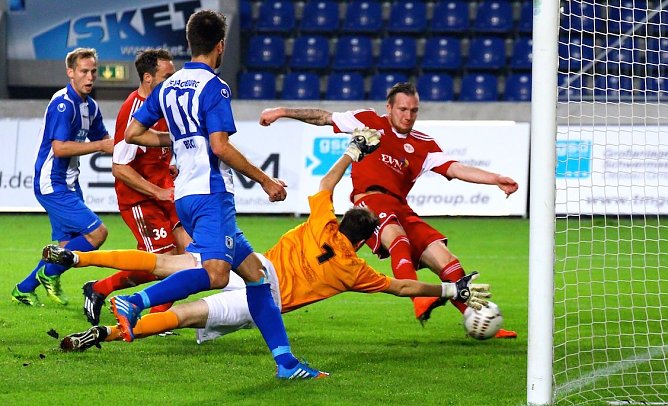 L&ouml;hmannsr&ouml;ben macht das F&uuml;hrungstor im Hinspiel in Magdeburg (Foto: Archiv Verkouter)