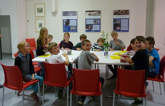 Bei der Osteraktion 2014 in der FLOHBURG wurde ebenfalls schon S&uuml;tterlin geschrieben und gebastelt (Foto: Ilona Bergmann)