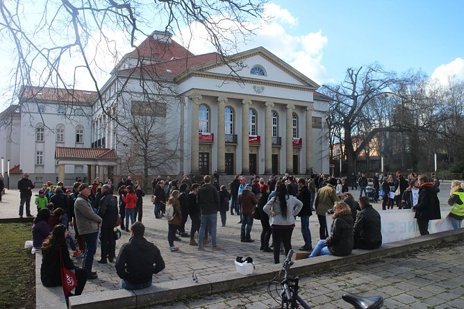 Vor dem Theater kamen rund 150 Gegendemonstranten zusammen (Foto: Angelo Glashagel)