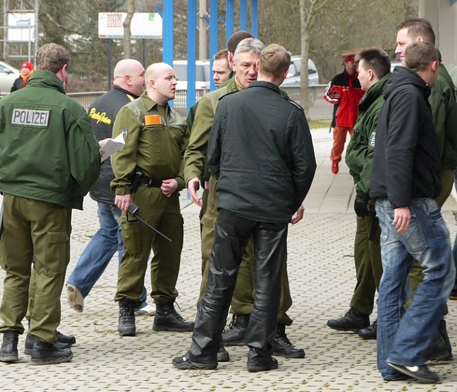 Kontrollen vor dem Spiel (Foto: nnz)