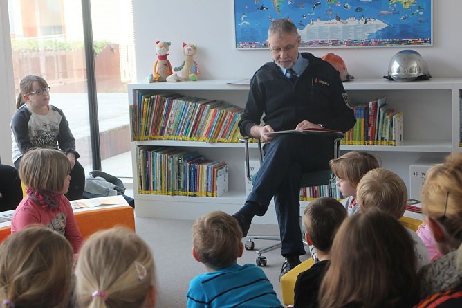 Feuerwehrmann Werner Koppe hatte nicht nur spannende Geschichten sondern auch einiges Anschauungsmaterial mit in die Nordh&auml;user Bibliothek gebracht (Foto: Angelo Glashagel)
