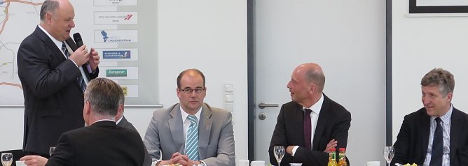 Minister Wolfgang Tiefensee stellt sich Unternehmern (Foto: nnz)