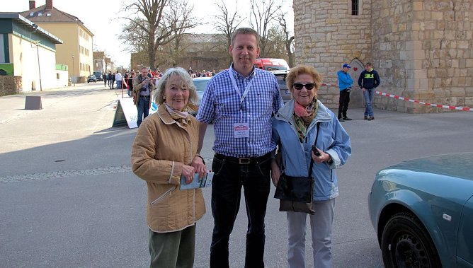 Mutter und Sohn beim Start der Rallye (Foto: Peter Blei)
