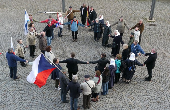 Gemeinsam mit Oberb&uuml;rgermeister Dr. Klaus Zeh stellten die Teilnehmer als symbolischen Akt � auch gegen den Antisemitismus unserer Zeit - einen lebendigen Davidstern dar (Foto: Ilona Bergmann)