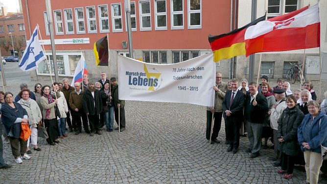 Teilnehmer des Marsch des Lebens vor dem Rathaus angekommen (Foto: Ilona Bergmann) Teilnehmer des Marsch des Lebens vor dem Rathaus angekommen (Foto: Ilona Bergmann)