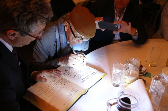 Eintragung ins Goldene Buch der Stadt Nordhausen (Foto: P. Grabe|Stadtverwaltung Nordhausen) Eintragung ins Goldene Buch der Stadt Nordhausen (Foto: P. Grabe|Stadtverwaltung Nordhausen)