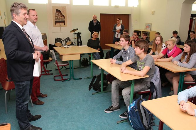 Zeh dankte auch den beteiligten Lehren, Alexander Gauck und Sabine Zahn (hinten l. u. r.) sowie Schulleiter Karsten Spie&szlig; (v.r.) (Foto: Pressestelle Stadt Nordhausen)