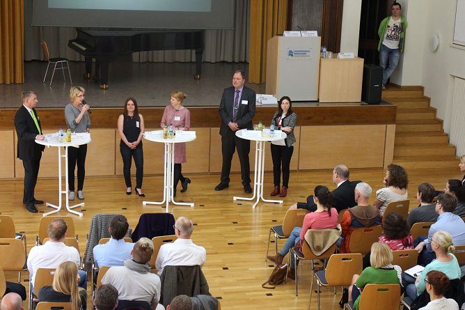 "Was geht mich Europa an?" - es diskutierten v.r.: Oliver W&ouml;nnmann, Ines Gast, Stephanie Kespohl, Moderatorin Jessica Pieper, Thomas Hoffmann und Covadonga Gonzales Pujol (Foto: Angelo Glashagel)