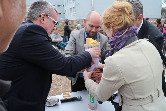 Prall gef&uuml;llt - viele Gratulanten hatten Devotionalen mitgebracht um die Zeitkapsel zu f&uuml;llen (Foto: Angelo Glashagel)