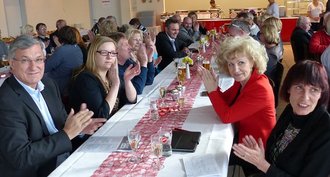 Blick auf Gast und Landrats-Kandidatin (Foto: nnz)