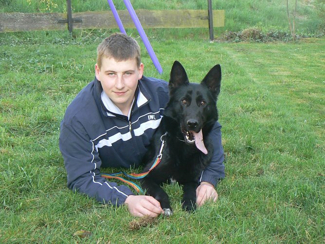 Maximilian Krause und seine Sch&auml;ferh&uuml;ndin Queen vom Ottilienstein sind Juniorensieger in Th&uuml;ringen (Foto: Sch&auml;ferhundeverein Nordhausen)