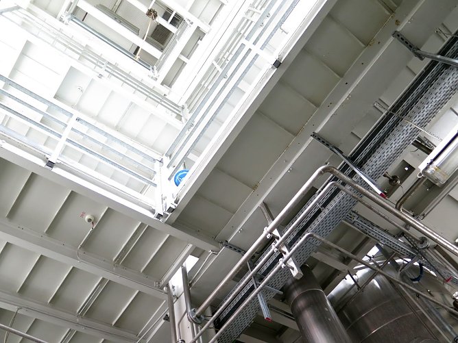 Blick nach oben in der Rektifikation (Foto: nnz)