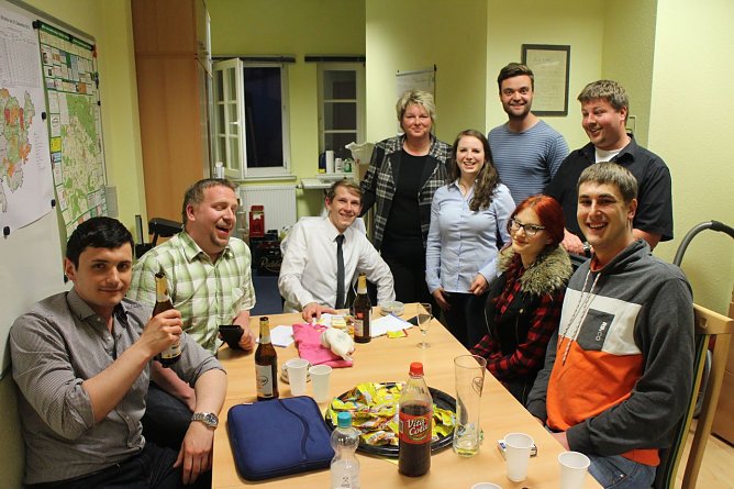 Franka Hitzing mit Unterst&uuml;tzern: "f&uuml;r die FDP nicht die Zahlen einer Niederlage" (Foto: Angelo Glashagel)