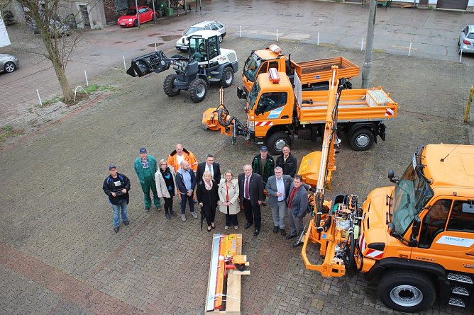 Eine Hebeb&uuml;hne geh&ouml;rt auch zur Ausstattung der neuen Fahrzeuge (Foto: Angelo Glashagel)