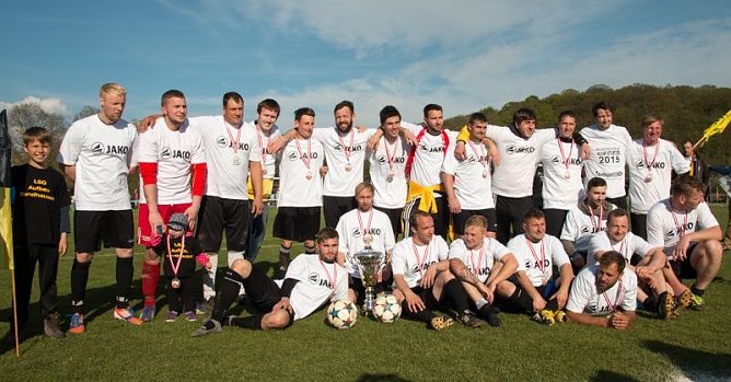 Sieg und Pokal für Sundhausen (Foto: Sven Tetzel) Sieg und Pokal für Sundhausen (Foto: Sven Tetzel)