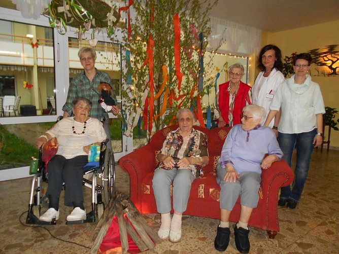 Auch die Senioren des DRK Pflegeheims hie&szlig;en den Mai willkommen (Foto: Heike Schallopp)