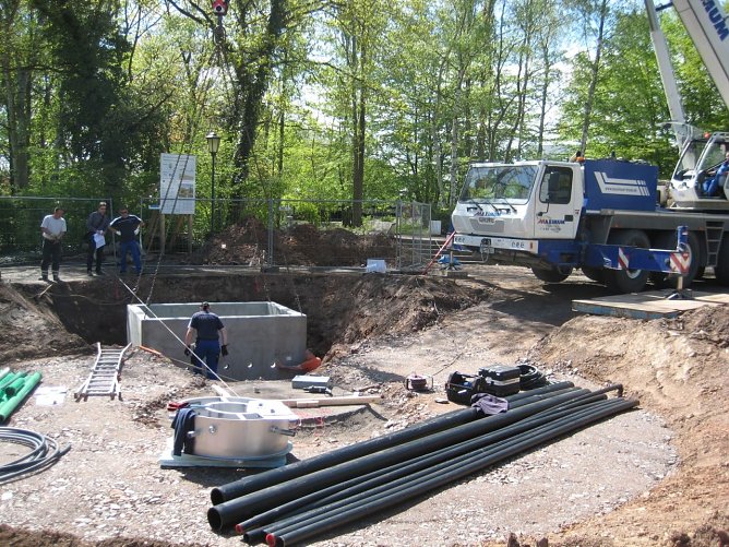 Einbau des Technikschachtes f&uuml;r den Rosengarten-Brunnen. (Foto: Sven Gerwien)