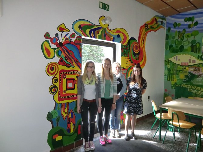 Antonia Bock, Freke Schrimpff und Julia Chrystall, Sch&uuml;lerinnen  der 11. Klasse des Schillergymnasiums Bleicherode gestalteten ihren Speisesaal im Stile Hundertwassers (Foto: K. Hornung und S. Winter)
