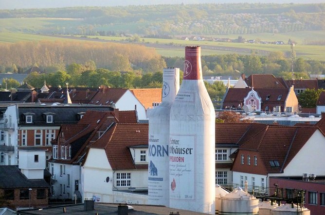 Das sind die gr&ouml;&szlig;ten Flaschen in Nordhausen (Foto: Peter Blei)