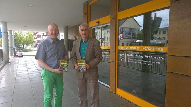 Michael Goerk, Gesch&auml;ftsf&uuml;hrer der Diakonie Nordhausen, &uuml;berreichte dem Vereinsvorsitzenden der Dritte Welt Initiative Nordhausen e.V., Dr. Volker Ermisch, ingesamt 650 Euro (Foto: Dritte Welt Initiative Nordhausen)