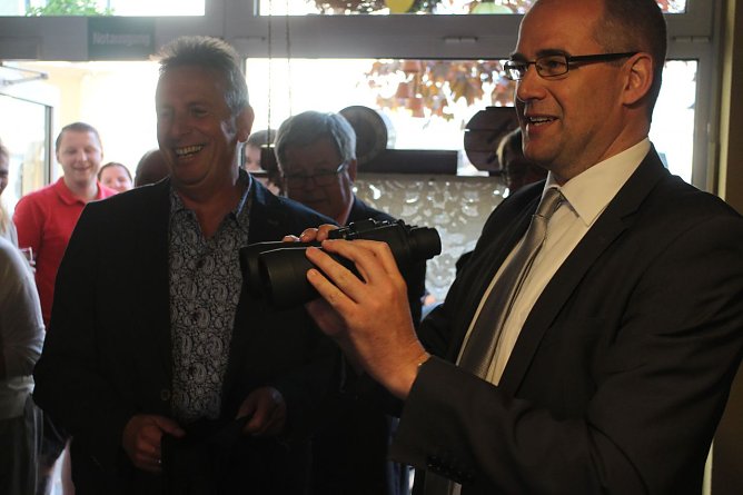 Geschenk f&uuml;r den Wahlsieger: statt Blumen gab es von Andreas Wieninger ein Fernglas - damit Parteifreund Jendricke der Blick auf die Stadt nicht verloren gehe (Foto: Angelo Glashagel)