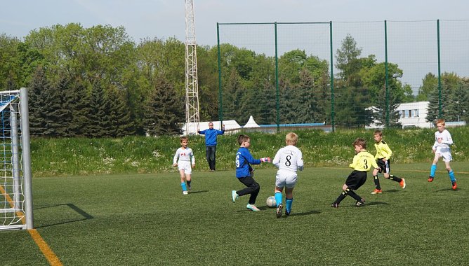 Noah Hoinkis (Nr. 3, gelbes Trikot) vollendet &uuml;berlegen zum 1:0 f&uuml;r der SpG NDH (Foto: Martina Nebelung)