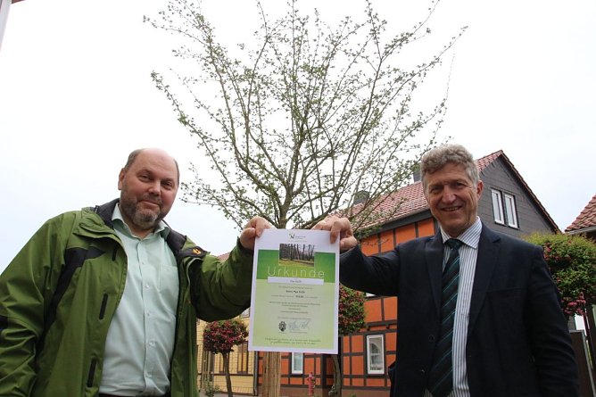 Max Wille schenkt seinem Salza einen Rotdorn-Baum (Foto: Patrick Grabe, Pressestelle Stadt Nordhausen)
