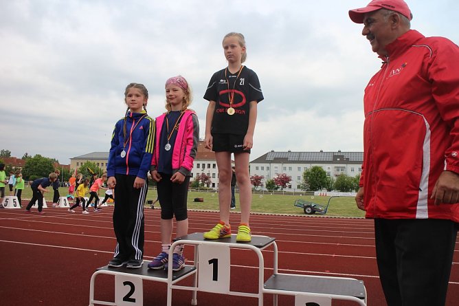 Lina, Jenny und Leonie durften als erste auf das Treppchen (Foto: Angelo Glashagel)
