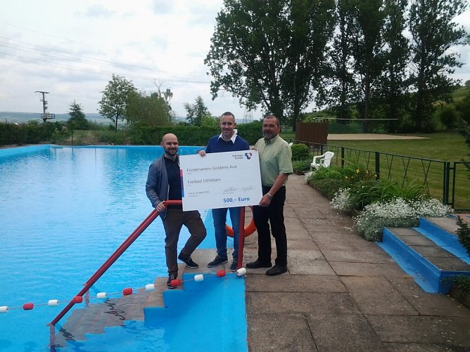 Michael Mohr, Roy Hildebrandt und B&uuml;rgermeister Maik Schr&ouml;ter er&ouml;ffneten die Badesaison in Uthleben (Foto: Jessica Pieper)