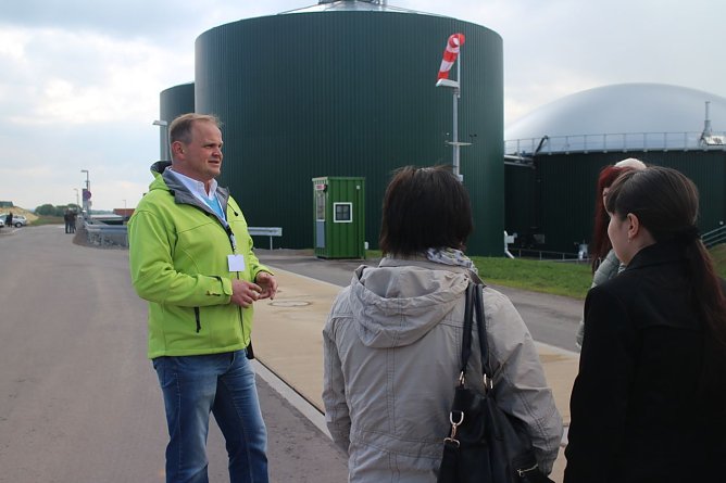 Projektleiter Joachim K&uuml;lbel erkl&auml;rten den G&auml;sten alles rund um "seine" Anlage (Foto: Angelo Glashagel)